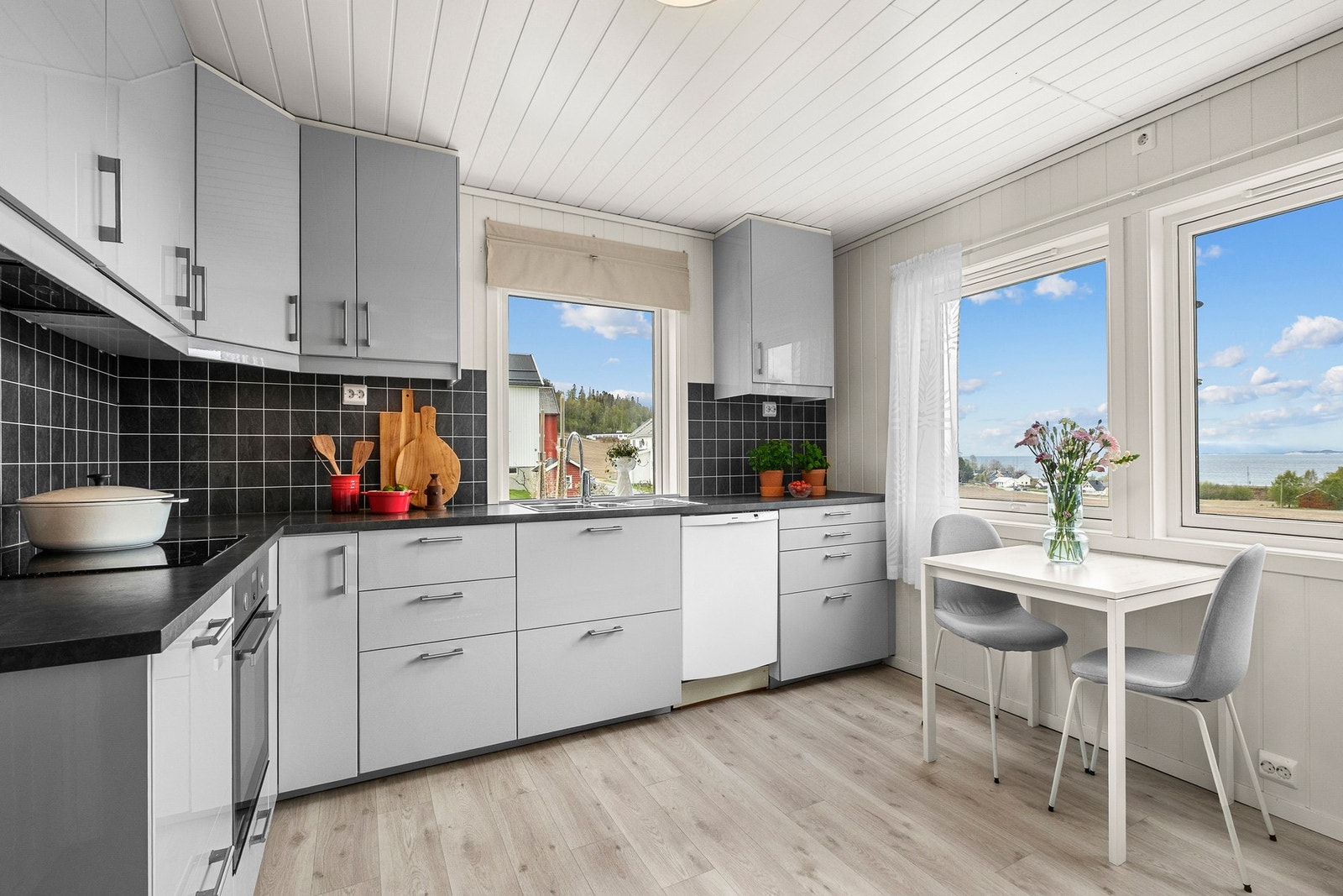 Kjøkkeninnredningen består av integrert komfyr, kjøl/fryseskap og opplegg til oppvaskmaskin. Galleribilde