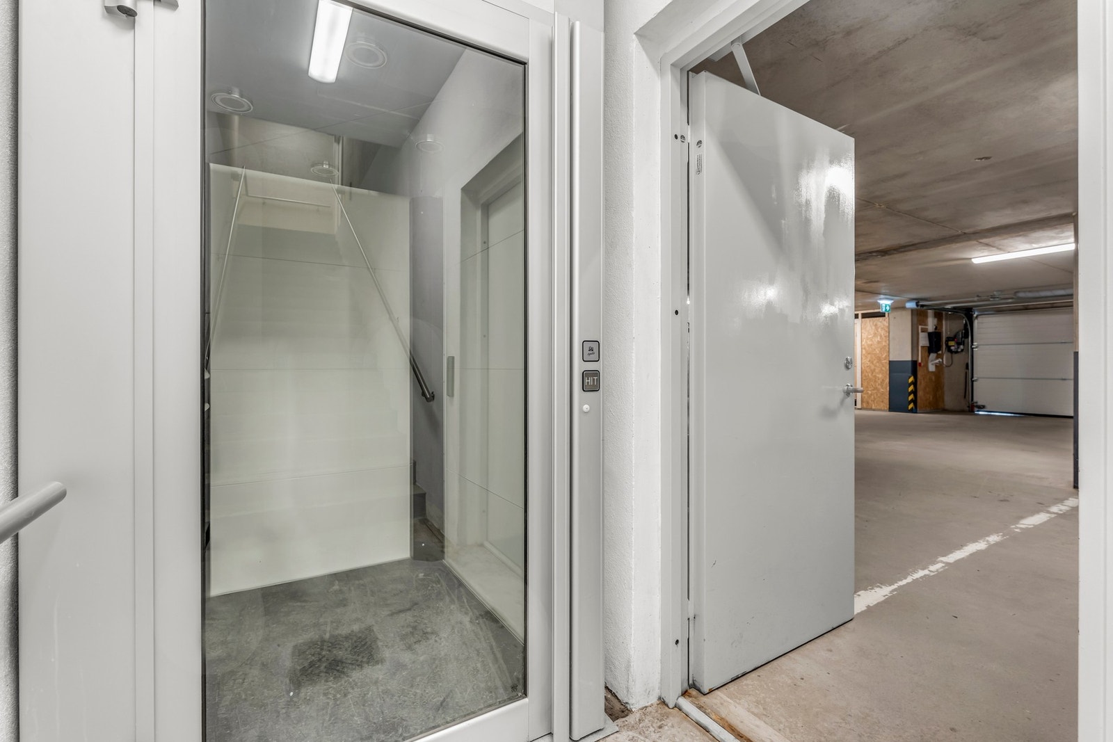 Løfteplattform/heis også i garasjeanlegget Galleribilde