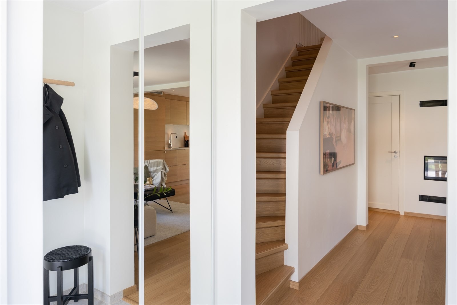 Innbydende flislagt entrè på 4m². Med plassbygd skyvedørsgarderobe for oppbevaring. Galleribilde