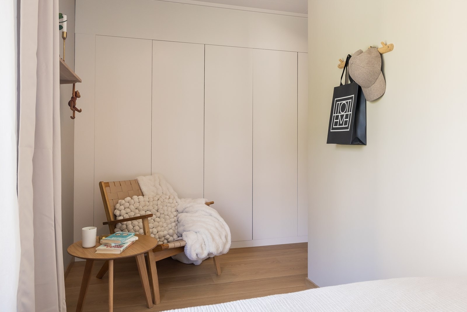 I likhet med hovedsoverom er det også her innfelt garderobeskap. I tillegg til godt med plass til å møblere etter eget ønske. Galleribilde