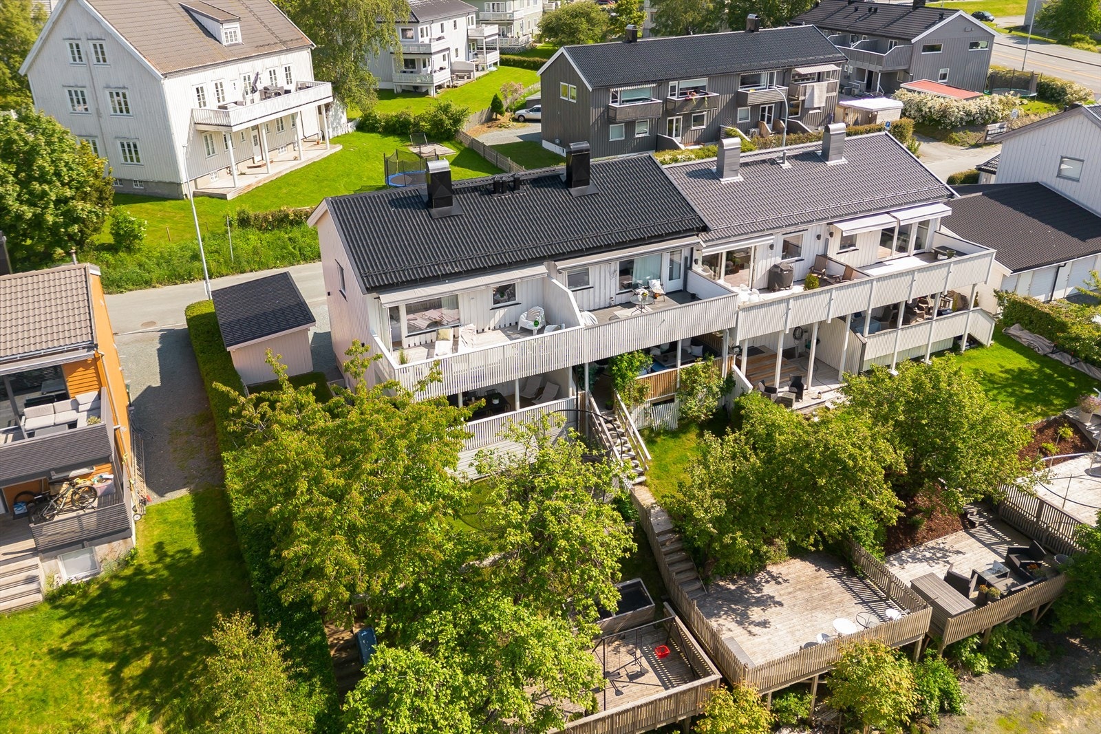 Boligen har en tomt på ca. 282 m² og består for det meste av en skjermet hage med terrasser. Videre ligger boligen tilbaketrukket til på Lade, med nærhet til alt av servicefasiliteter og flere flotte turområder. Galleribilde