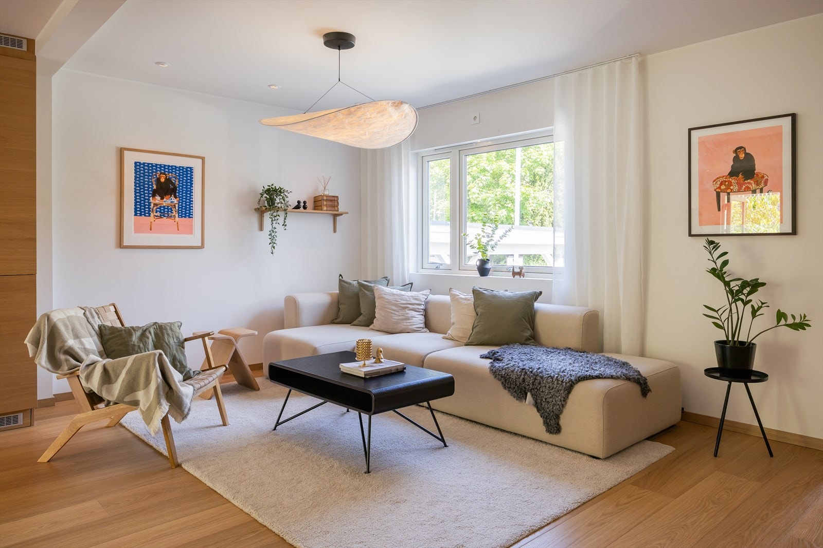 1. etasje består av åpen stue- og kjøkkenløsning, bad, entre og terrasse. Galleribilde