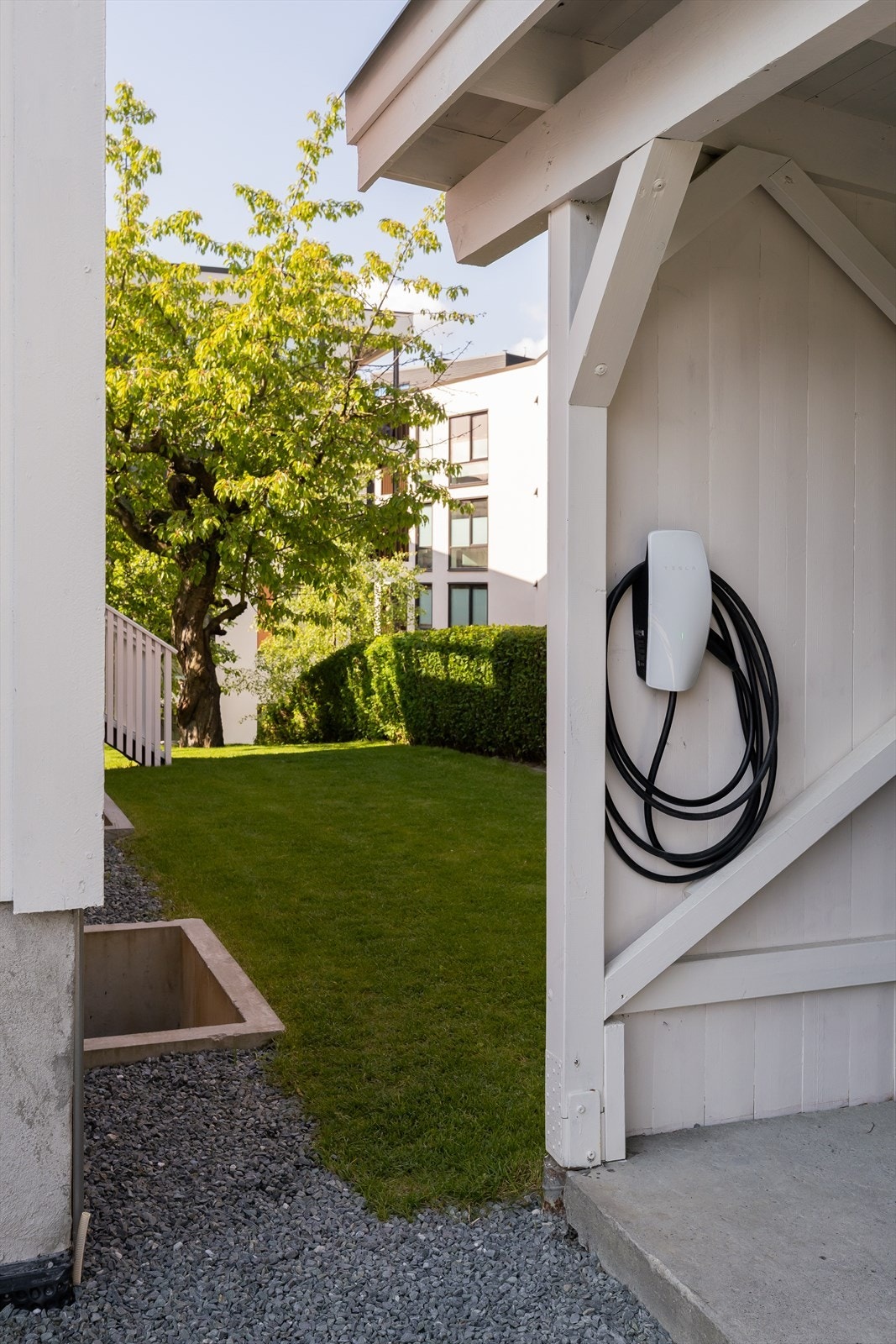 Som endrerekkehus har boligen gode parkeringsmuligheter med egen carport med elbillader og oppstillingsplass på tomten, i tillegg til tilgang til hage på vestsiden av boligen. Galleribilde