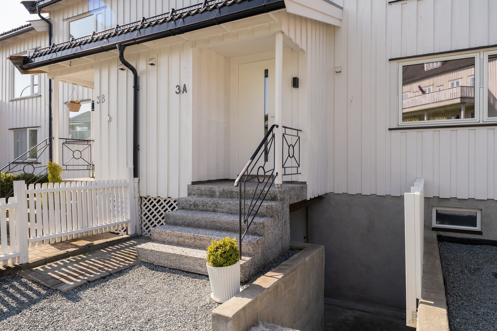 Utleiedelen har egen inngang under inngangspartiet med 15 000kr i leieinntekter. Galleribilde