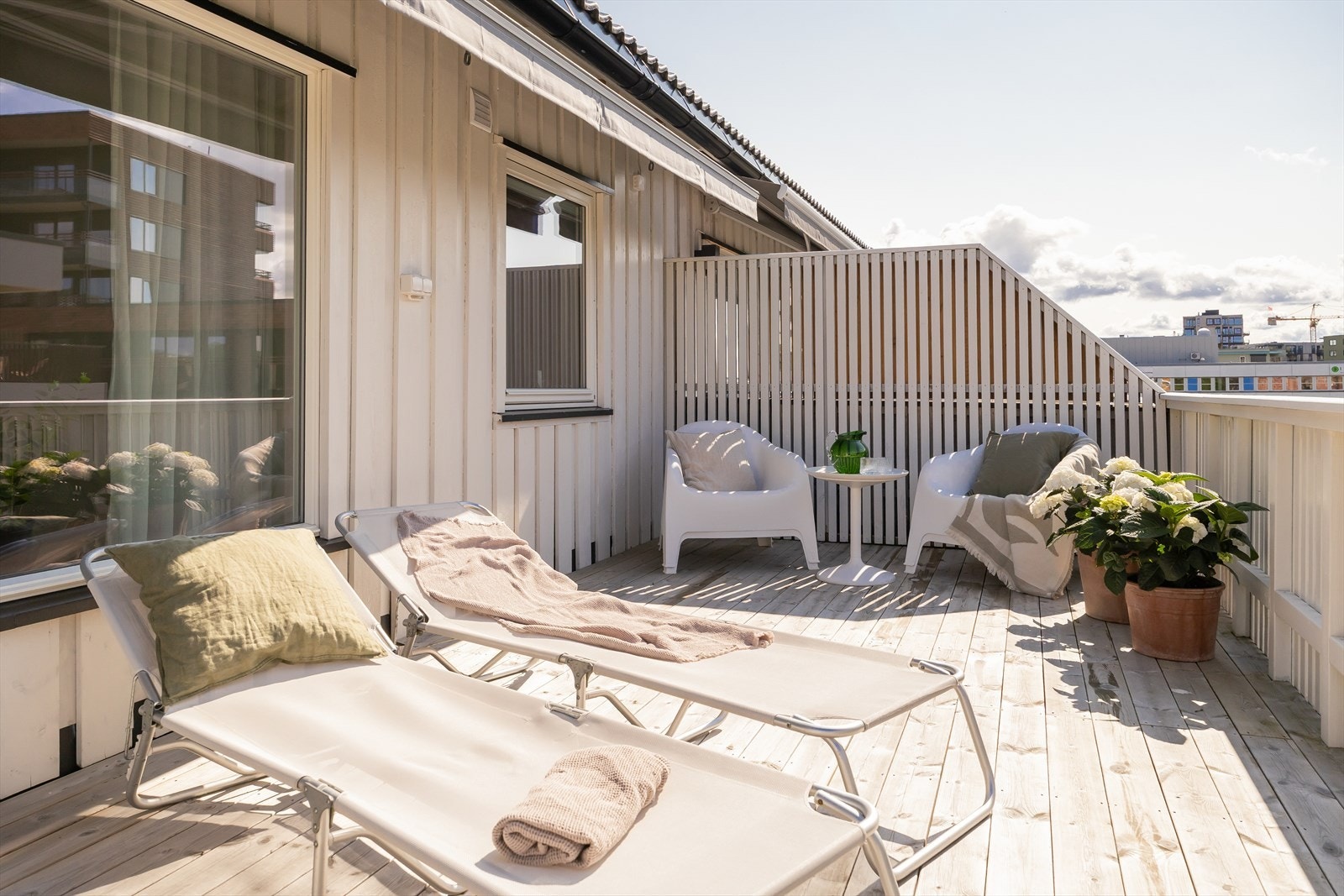 Terrassen i 2. etasje strekker seg over hele 17m². Galleribilde