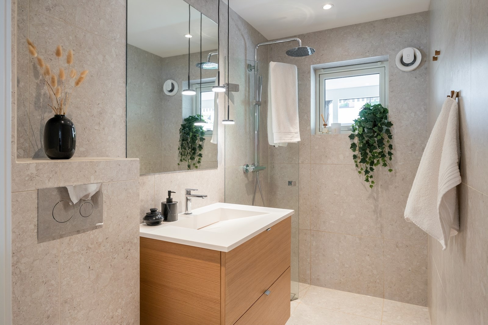 Moderne og flislagt bad med behagelig gulvvarme. Badet er oppgradert i 2022. Galleribilde