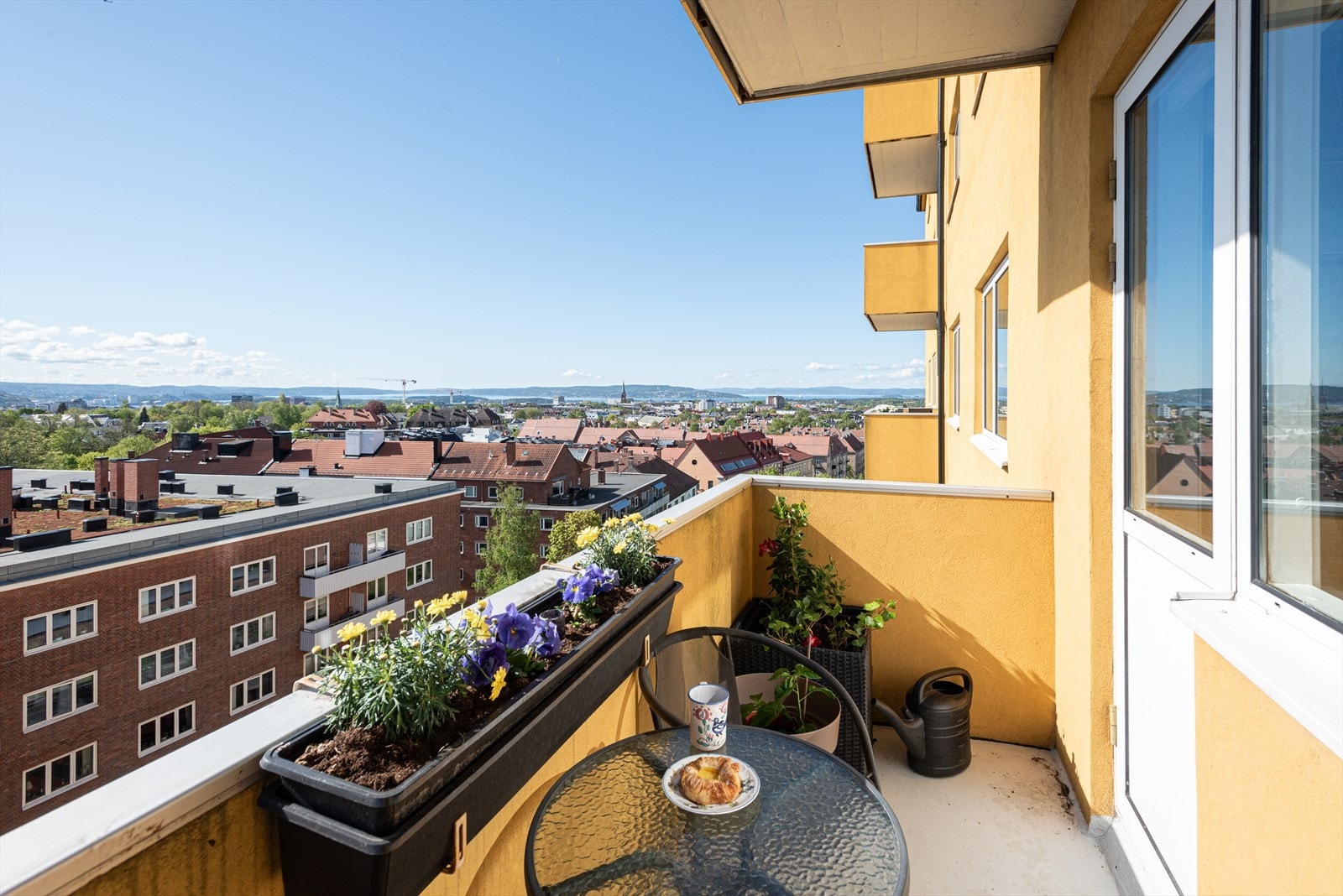 Fra stuen er det adkomst til leilighetens andre balkong med orientering mot sydøst. Denne er på 4 kvm og byr på sol fra soloppgang til ettermiddag. Galleribilde