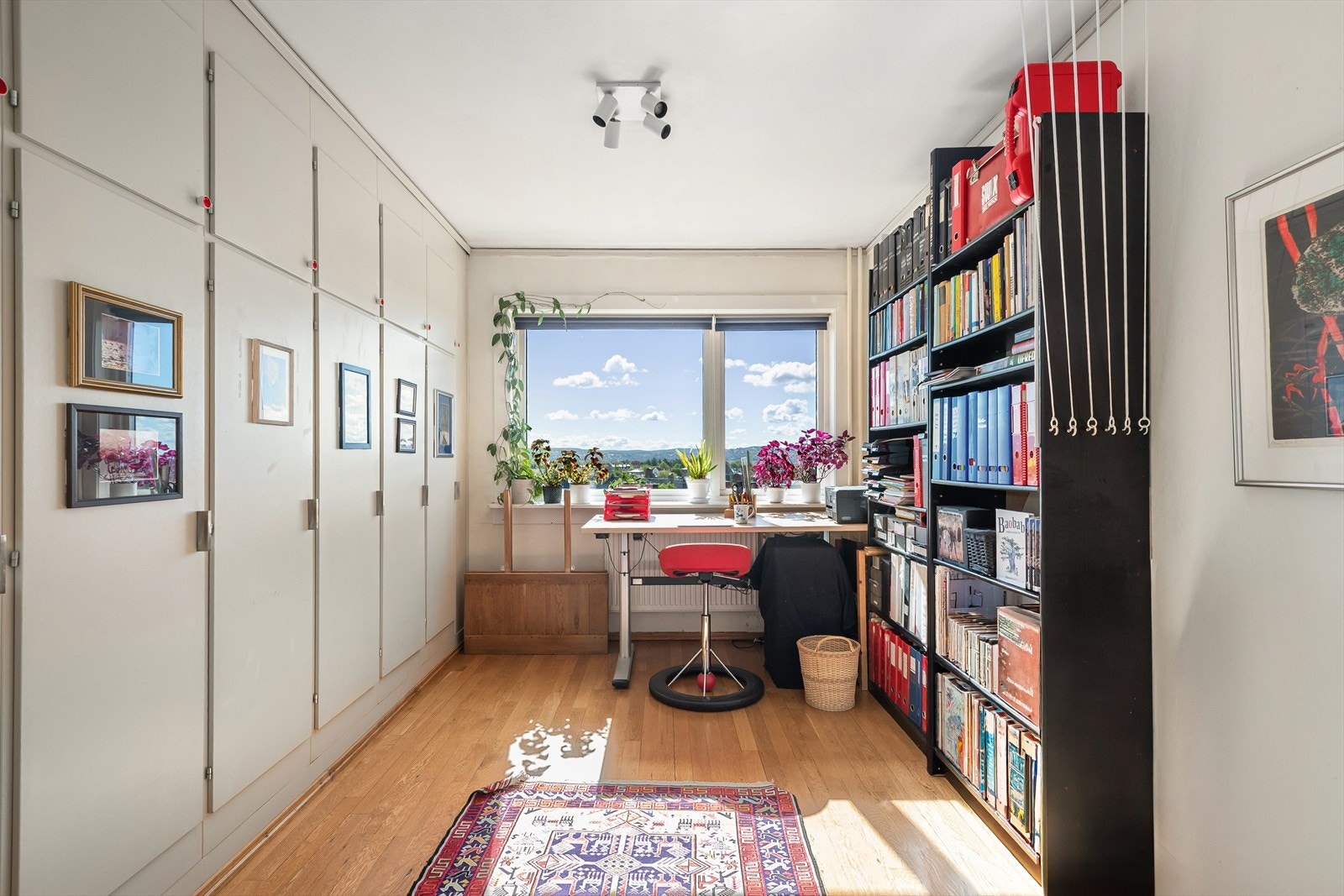 Det største soverommet brukes i dag som kontor, men egner seg svært godt som hovedsoverom med god plass til dobbeltseng. Her er det to integrerte garderober både på veggen som vender inn mot stuen og ved døren. Galleribilde
