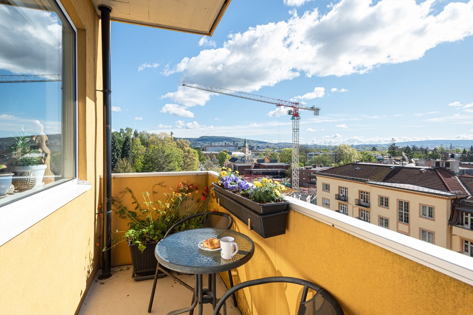 Her er det plass til å skape et hyggelig uterom med møbler, planter og blomster. Galleribilde