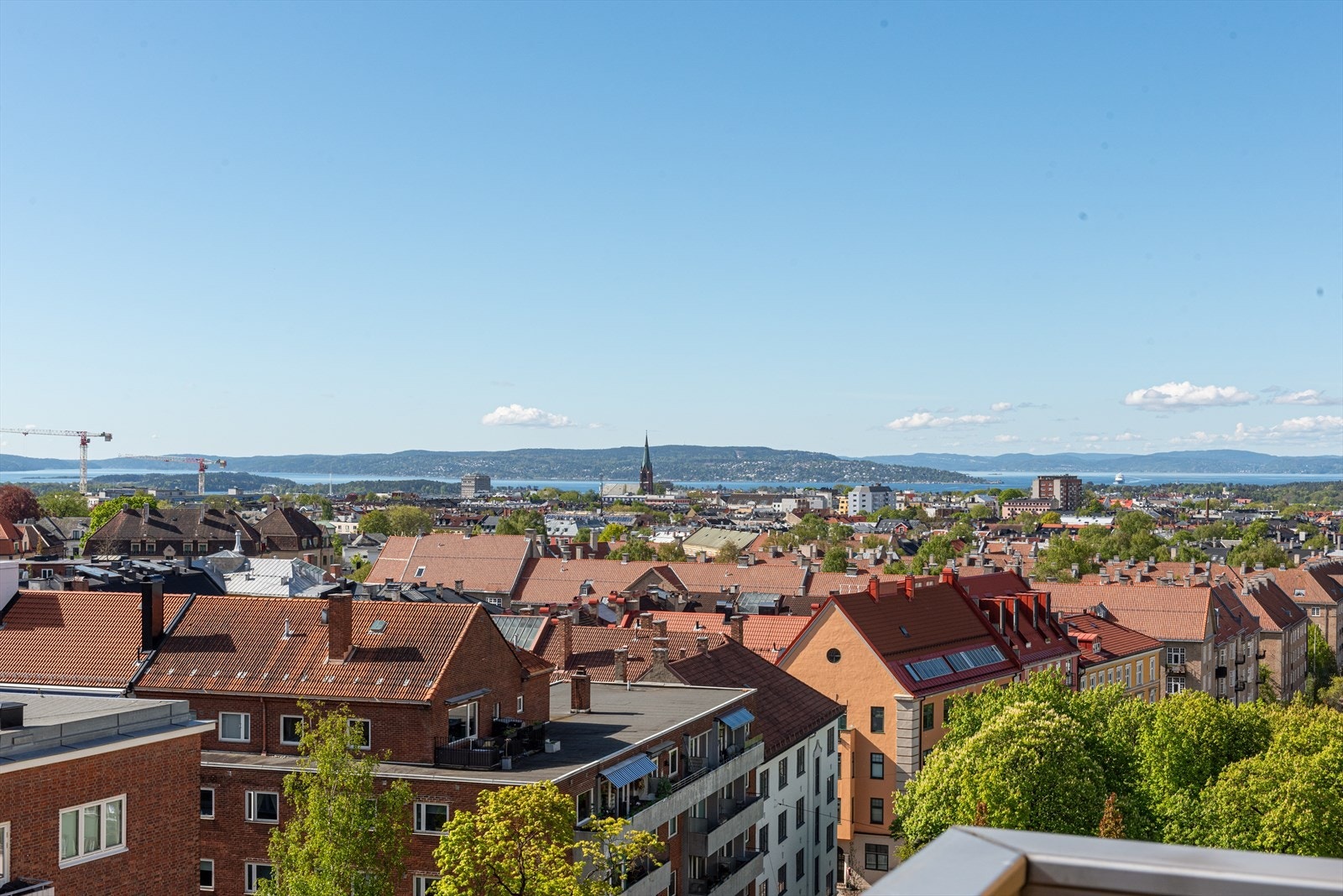 Imponerende vidstrakt utsikt utover byen og Oslofjorden i syd. Galleribilde