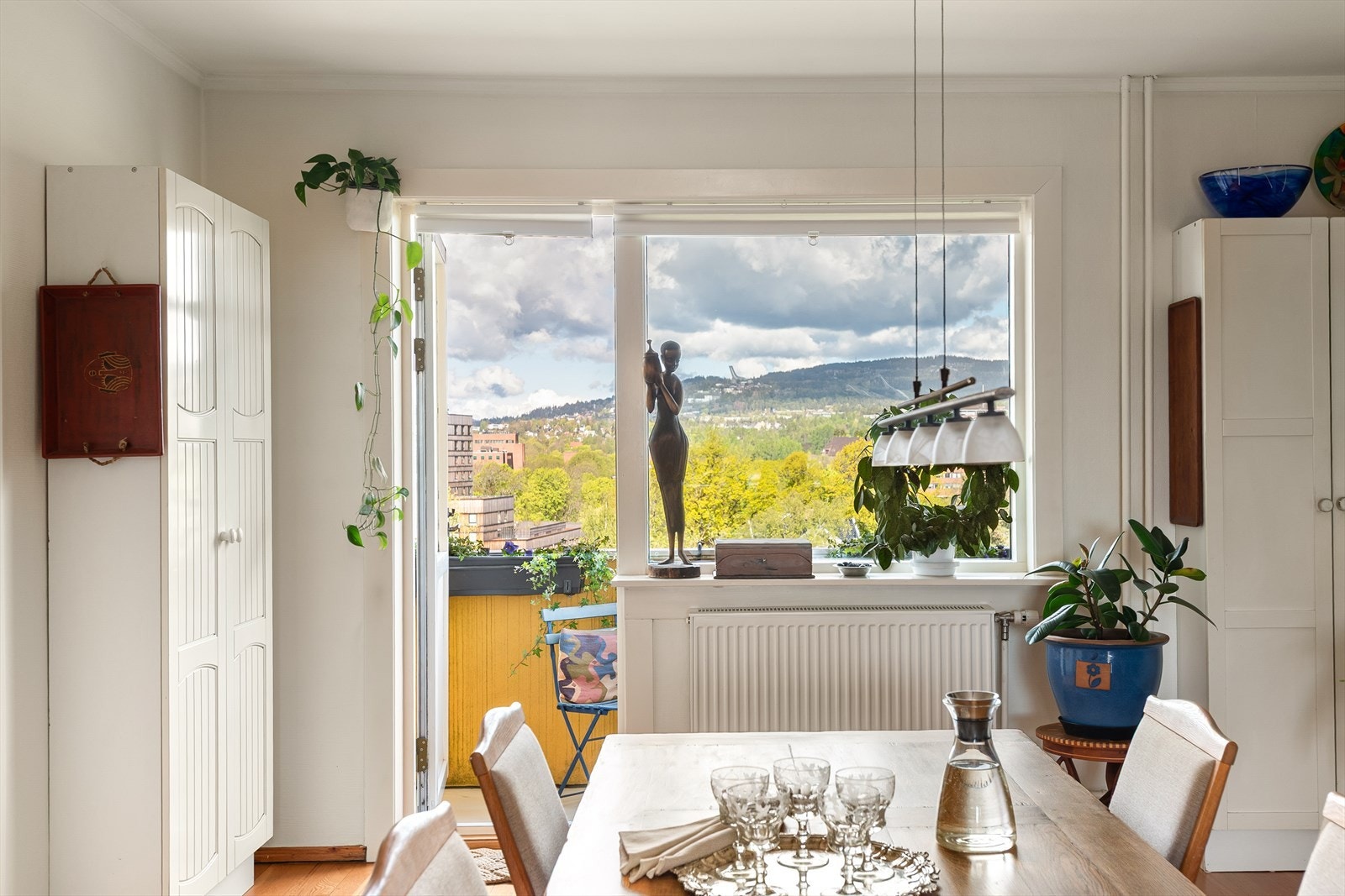 Fra spisestuen er det adkomst til nordvestvendt brannbalkong. Galleribilde