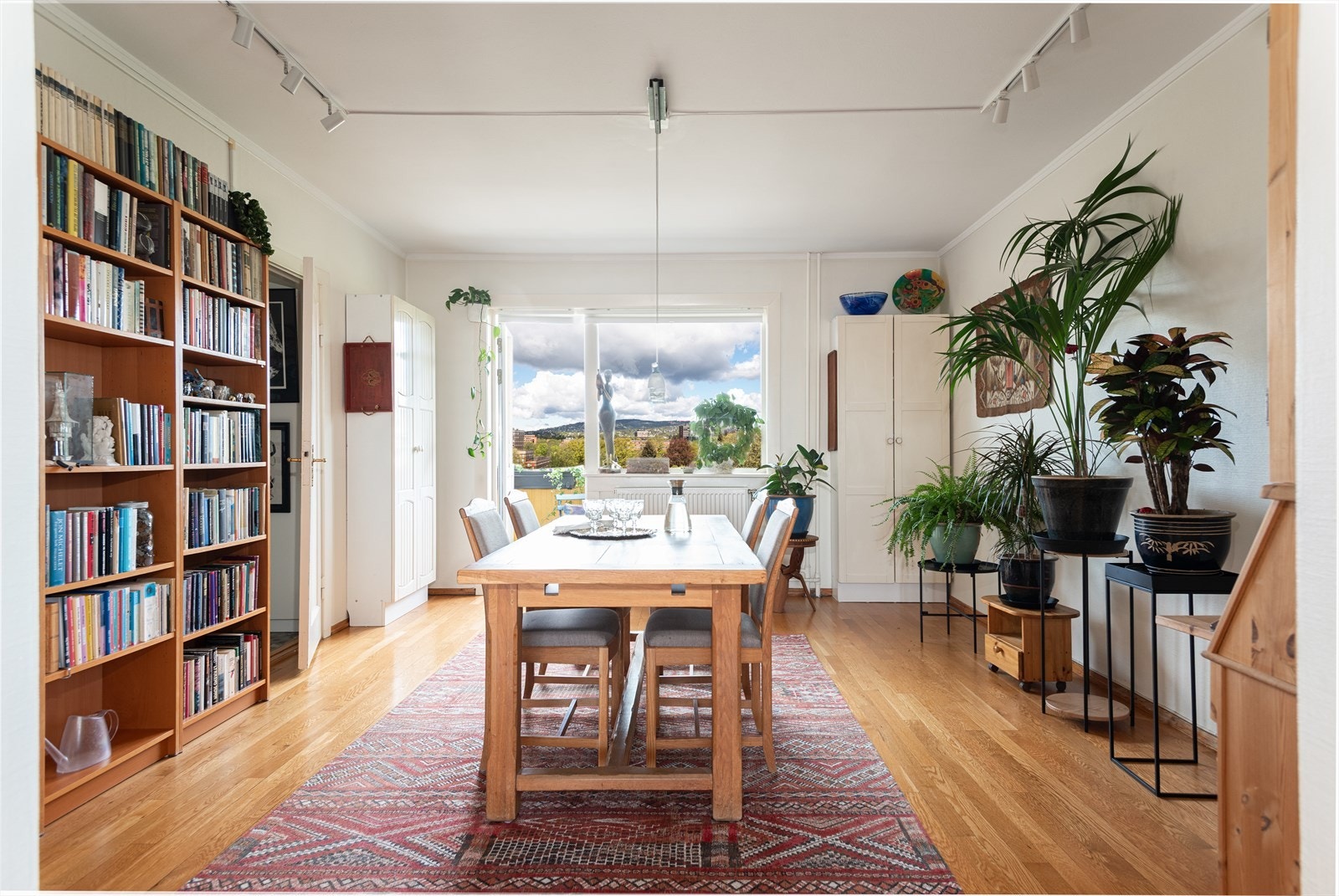 Leilighetens oppholdsrom er store og luftige - i spisestuen er det god plass til å dekke langbord. Galleribilde