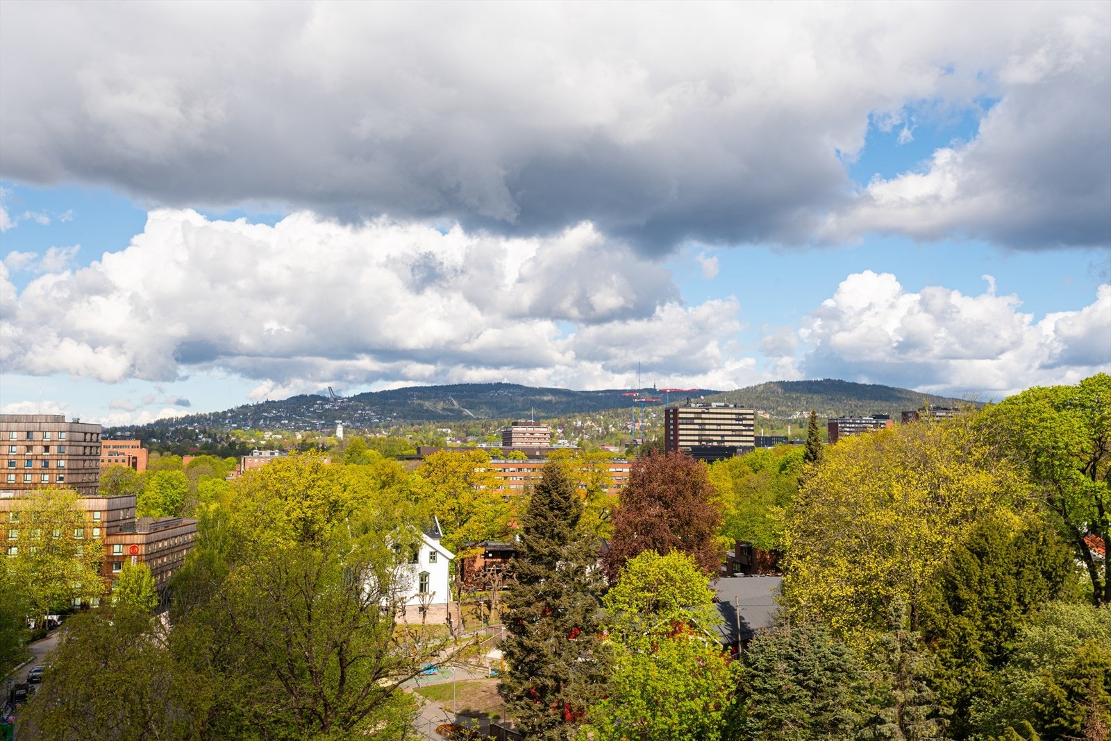 Praktfull utsikt mot Holmenkollen i vest fra brannbalkong Galleribilde