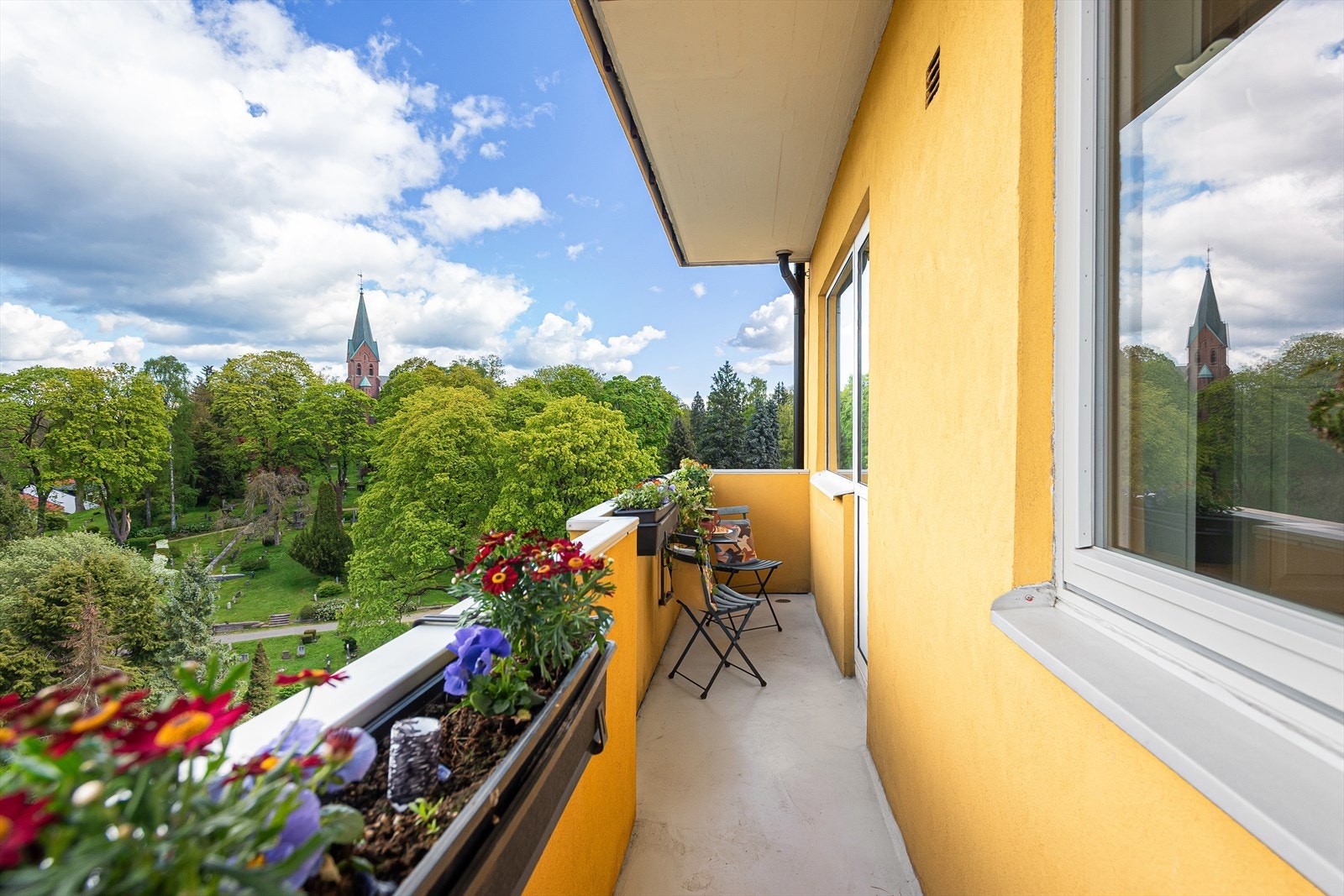 Leiligheten har en gjennomgående planløsning med to hyggelige balkonger, en mot nordvest (7 m²) og den andre mot sydvest (4 m²) som til sammen byr på sol fra morgen til kveld. Galleribilde