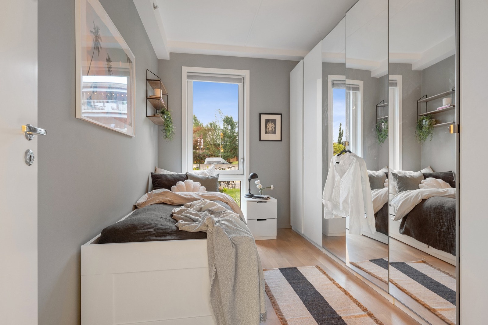 Soverom 2 innredet med store garderobeskap Galleribilde