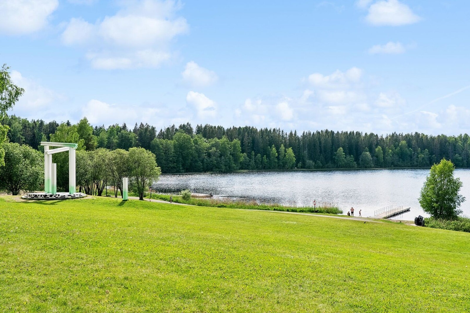 Eiendommen ligger i nærheten av Nordbytjernet som er et godt tilbud under sommerhalvåret. Galleribilde