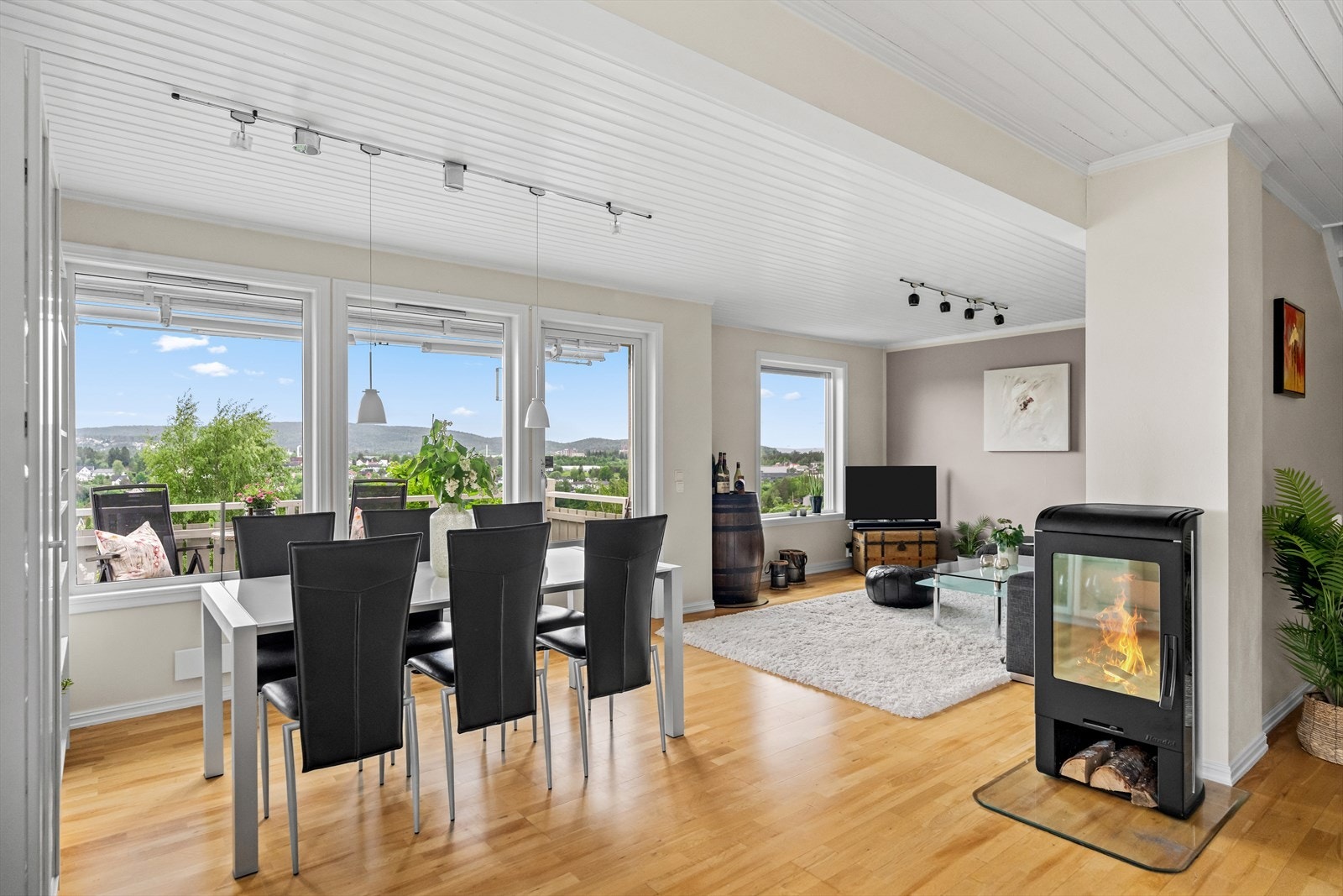 Stuen er av fin størrelse, med mange innredningsmuligheter. Galleribilde