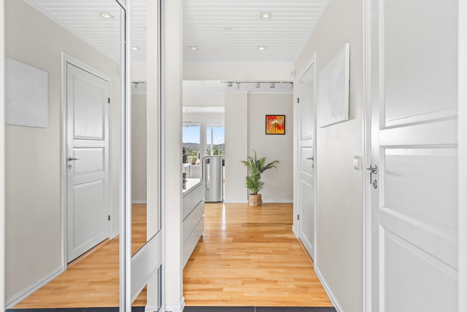 Boligen har en lys entré, hvor yttertøy og sko kan plasseres i skyvedørsgarderobe med speilfronter. Galleribilde