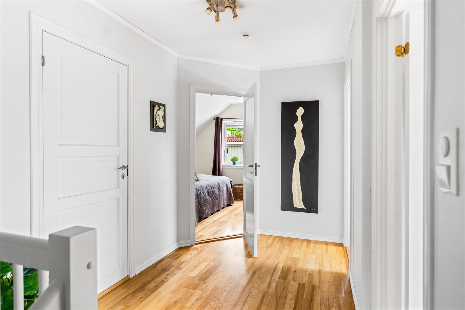 Fra trappen kommer man opp i en lys gang. Herfra er det inngang til et bad, samt tre gode soverom. Galleribilde