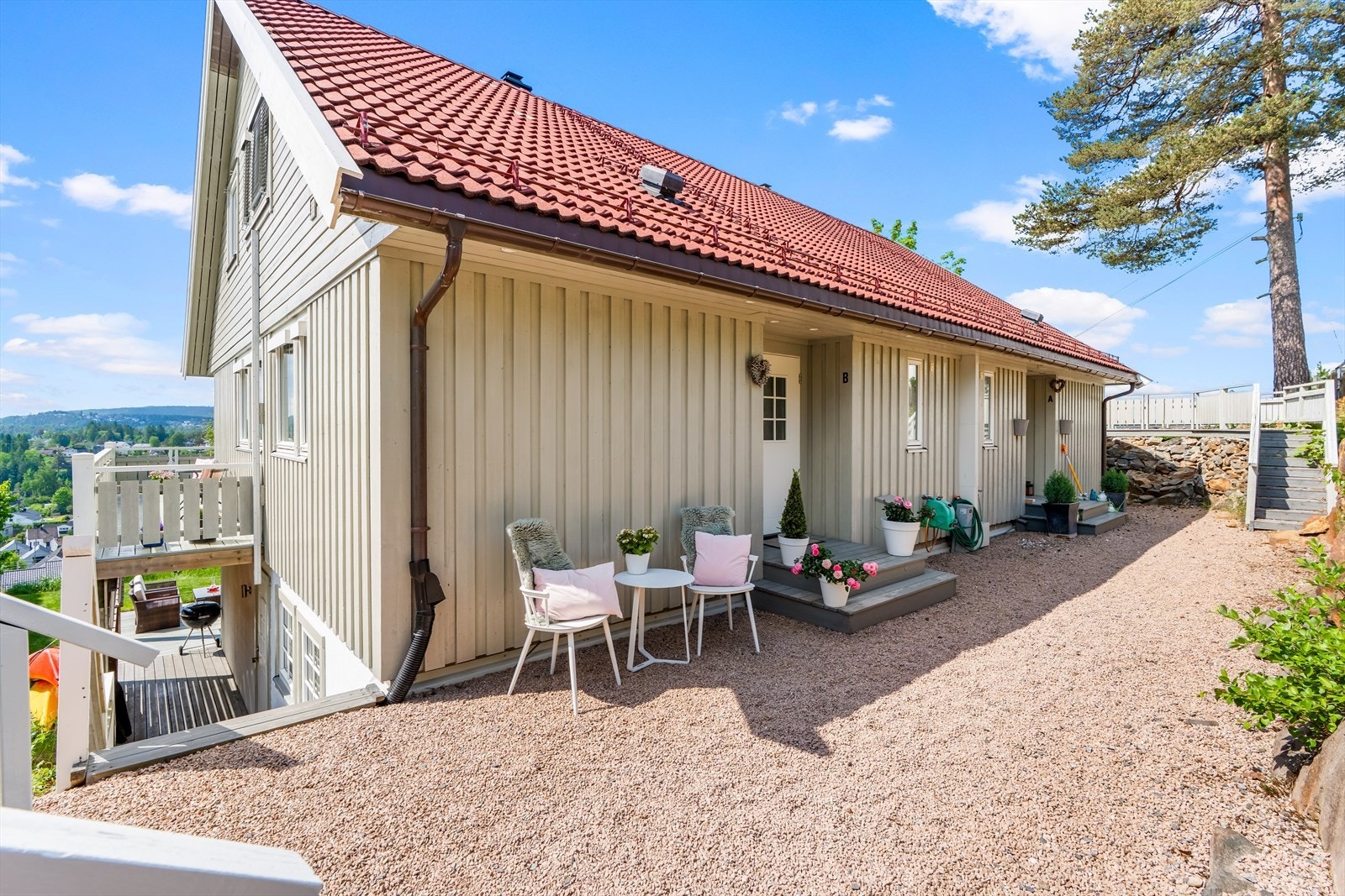 Boligen har et innbydende inngangsparti, med overbygget adkomsttrapp. Galleribilde