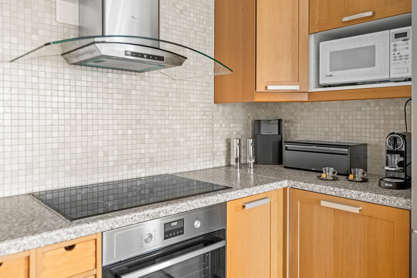 Det er fryseskap, kjøl/fryseskap, oppvaskmaskin, komfyr, induksjonstopp og vinskap. Over platetoppen er det tilkoblet kjøkkenventilator med avtrekk ut. Galleribilde