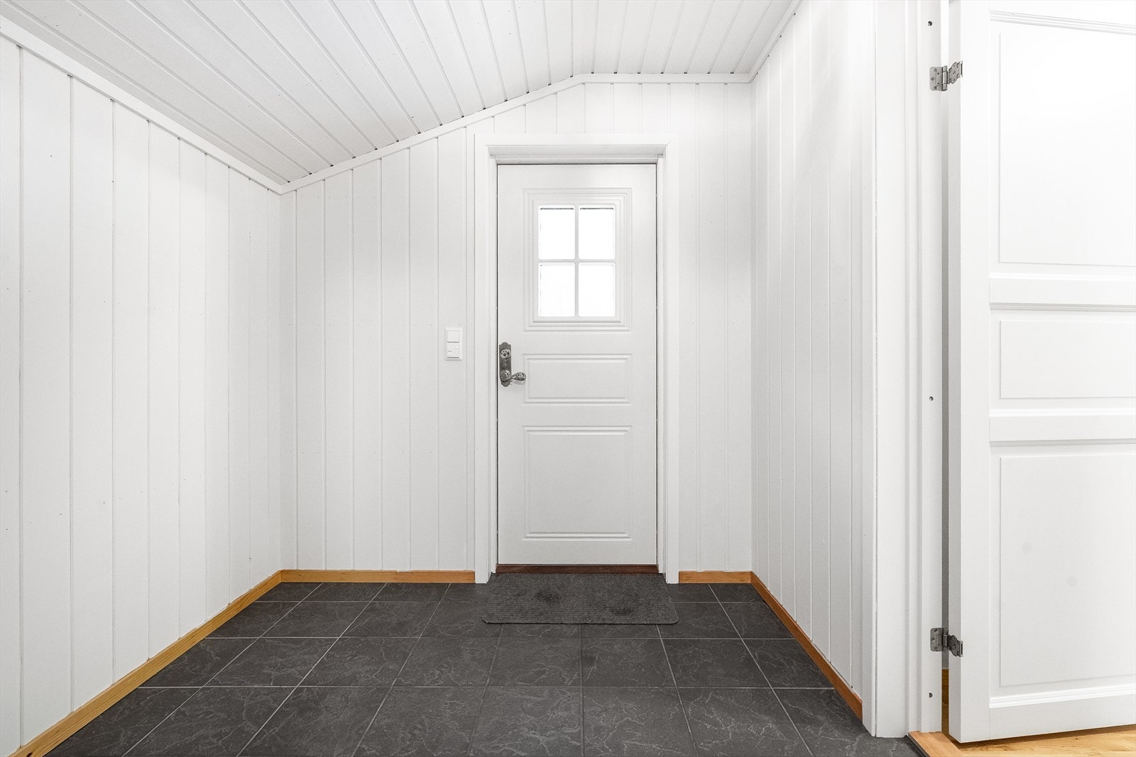 Fra vindfanget er det inngang til gang og en praktisk bod for oppbevaring. Galleribilde