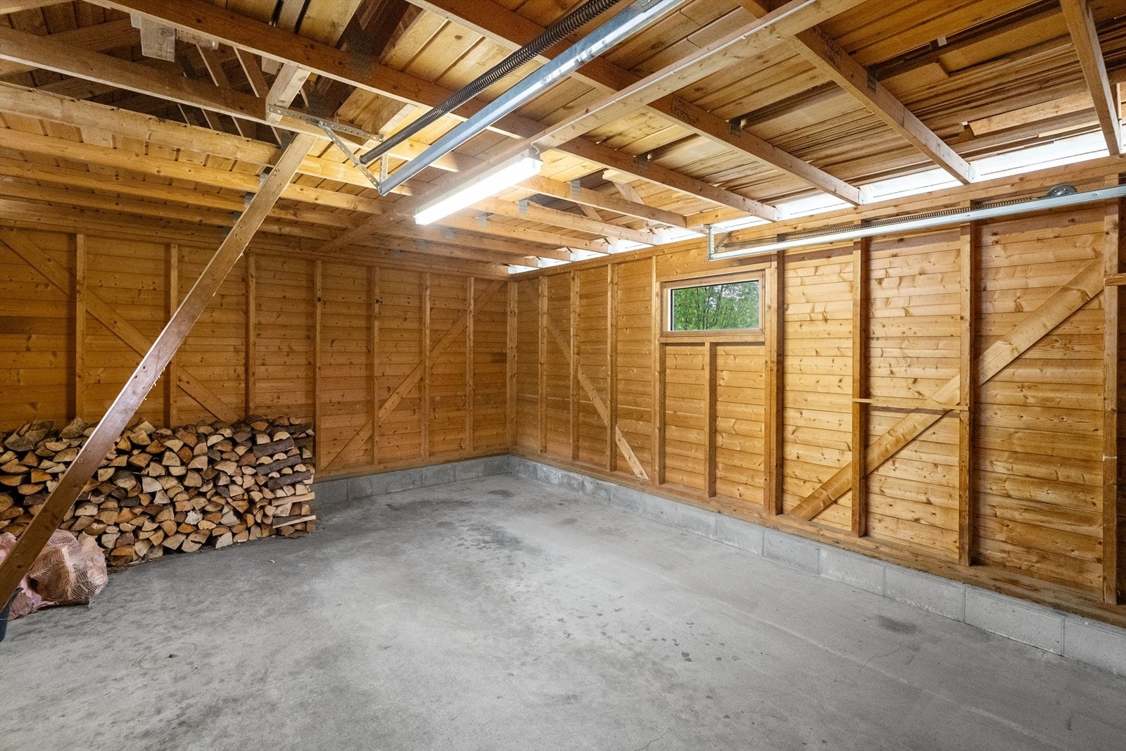 Garasjen på 27 m² gir god plass til bil og lagring. Galleribilde