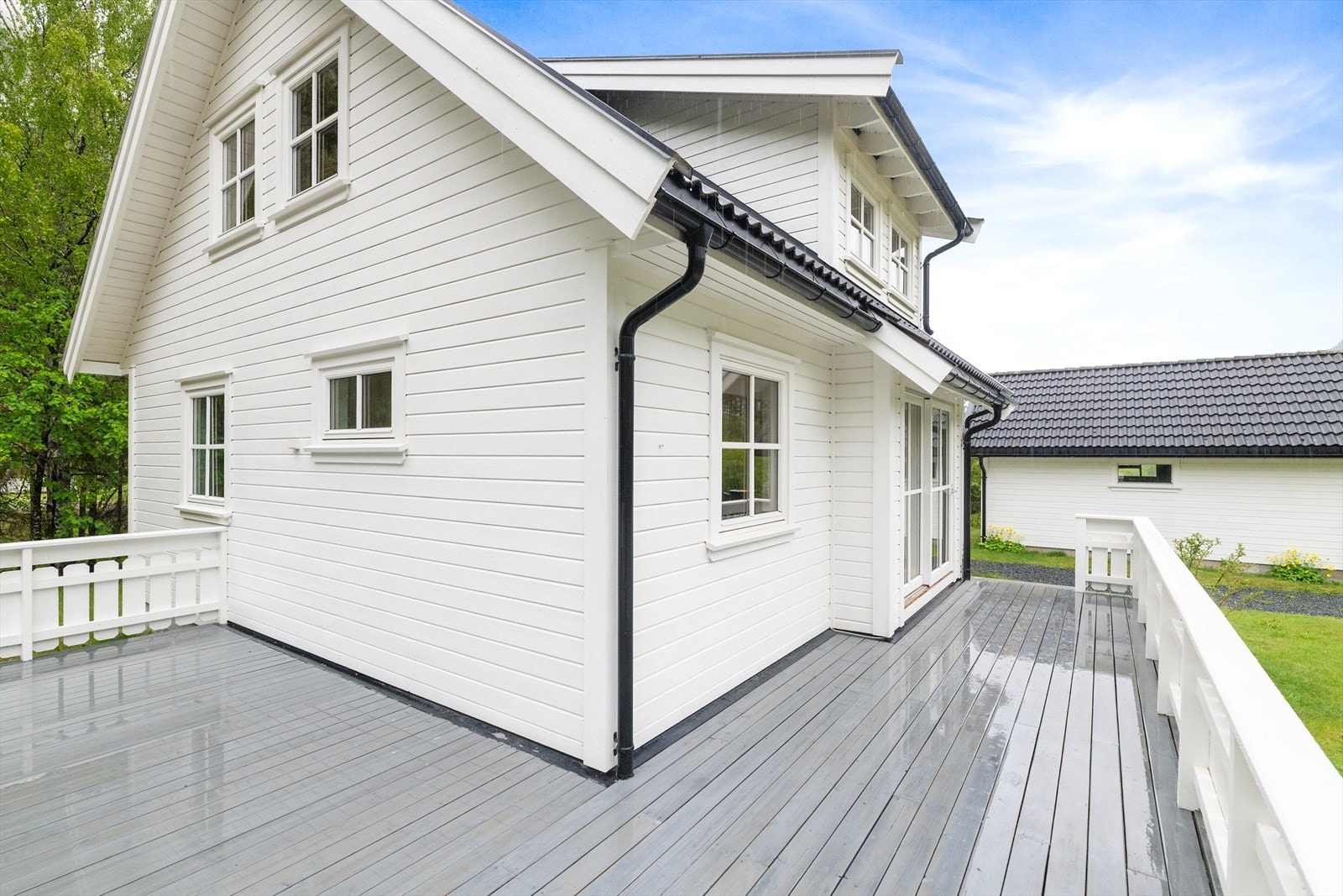 Tomten er opparbeidet med plen og flere uteplasser. Eiendommen har et samlet terrasseareal på 38 m². Galleribilde
