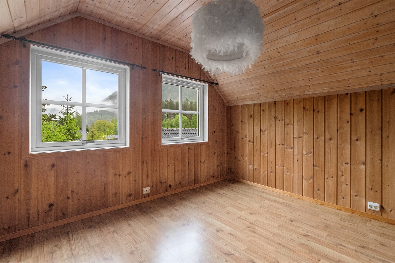 Loftsetasjen har tre soverom, alle med laminatgulv og panel på vegger og i tak. Galleribilde