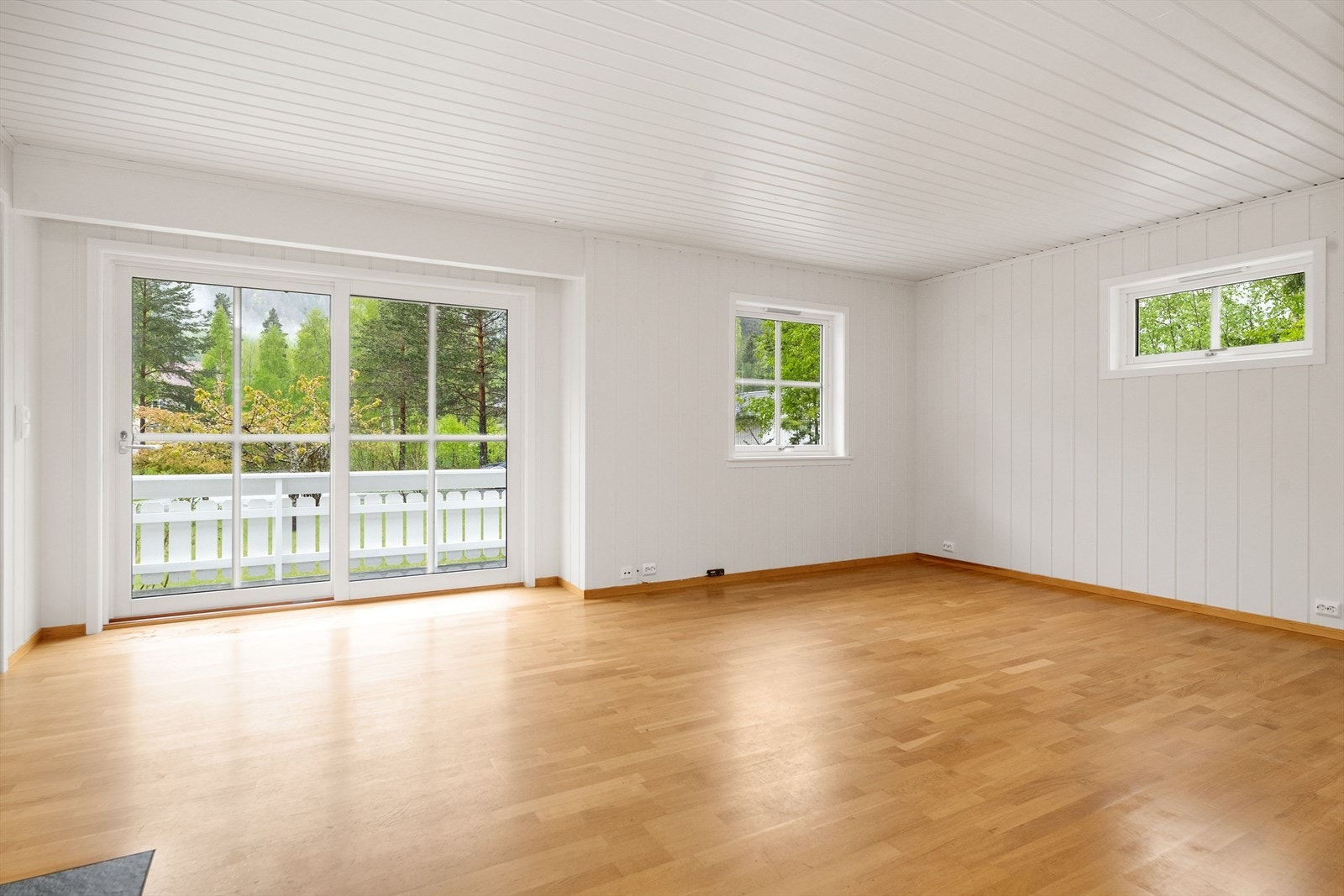 Store vindusflater med 2-lags glass fra byggeåret slipper inn godt med dagslys. Galleribilde