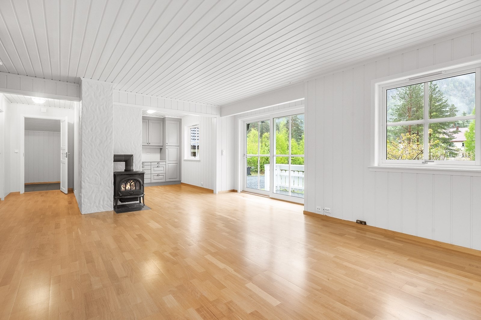 Stuen har parkett på gulvet og en skyvedør i malt tre som gir direkte utgang til uteområdet. Galleribilde
