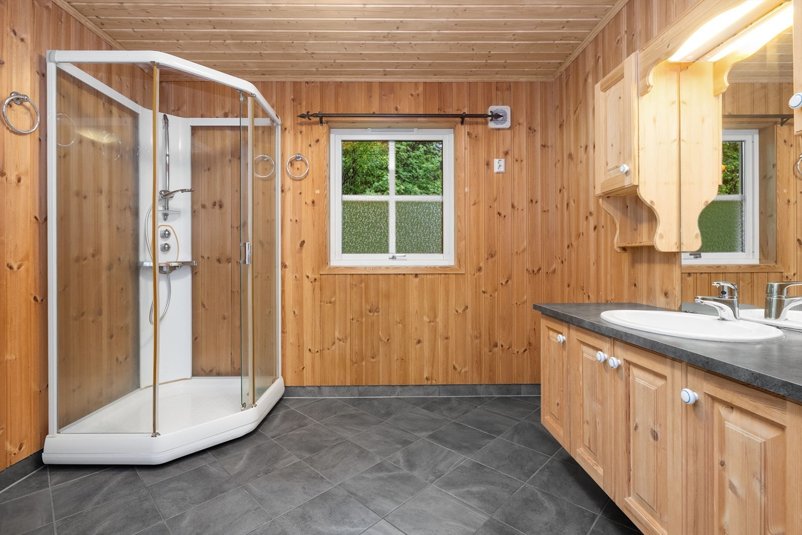 Badet i første etasje har flislagt gulv med elektriske varmekabler. Galleribilde