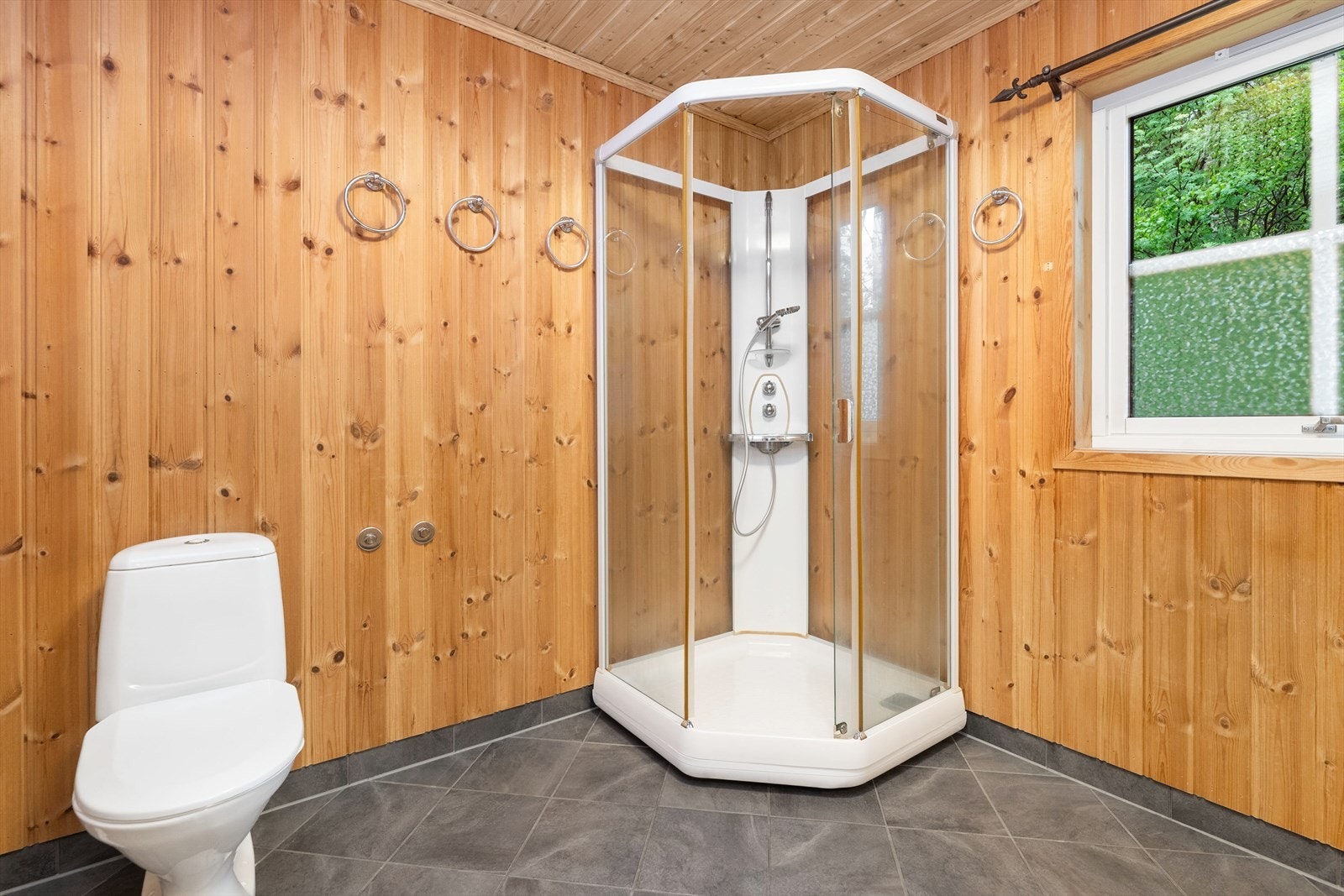 Rommet er utstyrt med dusjkabinett, toalett og har opplegg for vaskemaskin. Galleribilde