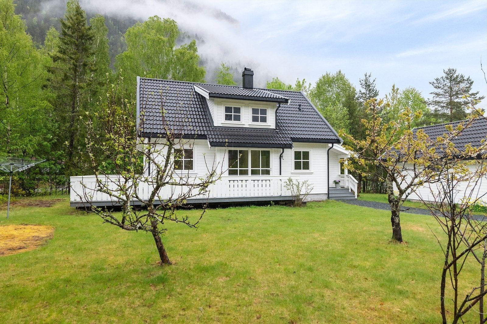 Fra stuen er det utgang til en romslig terrasse og en opparbeidet hage med plen og beplantning. Galleribilde