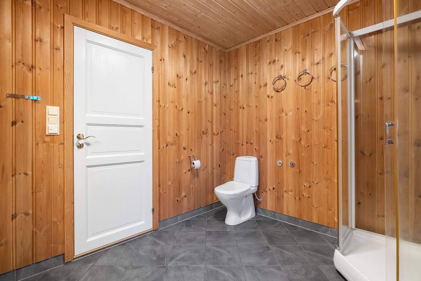 Veggene har trepanel, og rommet ventileres med en elektrisk styrt vifte. Galleribilde