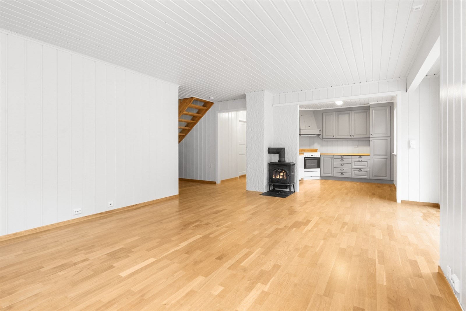 Den åpne løsningen mellom stue og kjøkken skaper en sosial og luftig atmosfære i boligens hovedetasje. Galleribilde