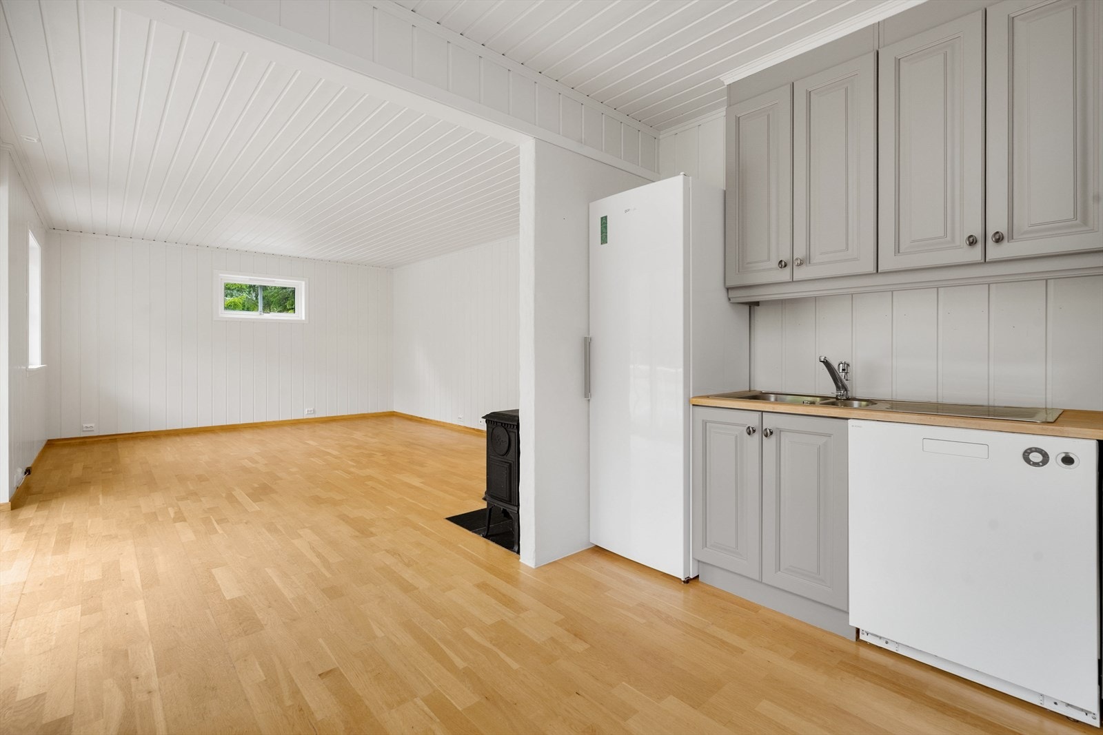 Avsatt plass til frittstående hvitevarer som komfyr, oppvaskmaskin, kjøleskap. Galleribilde