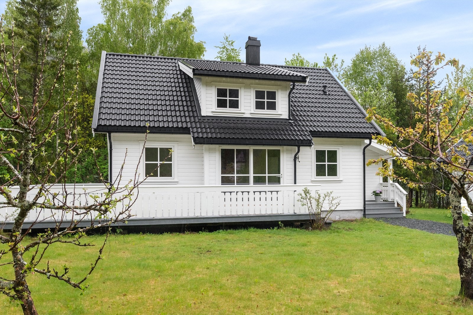Dette er et hjem for familien, beliggende på en flat tomt i et etablert boligfelt. Galleribilde