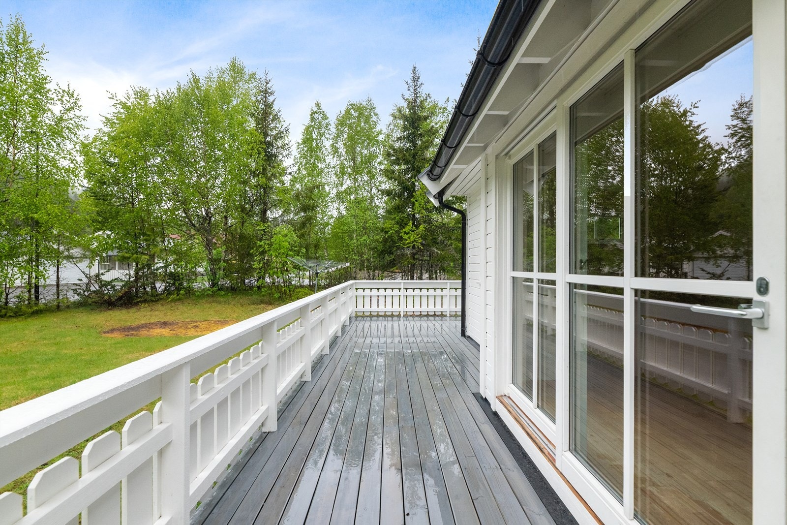 Fra stuen er det utgang til en romslig terrasse som utvider det sosiale arealet på varme dager. Galleribilde