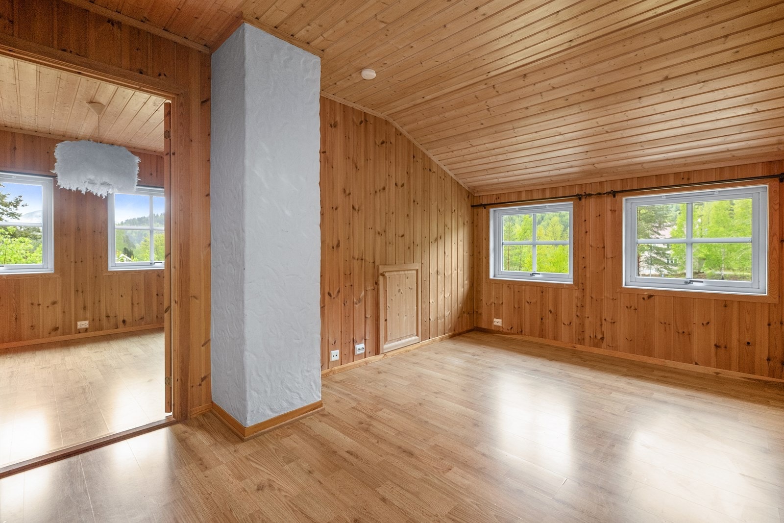 Loftstuen fungerer som et sentralt knutepunkt for etasjens tre soverom. Galleribilde