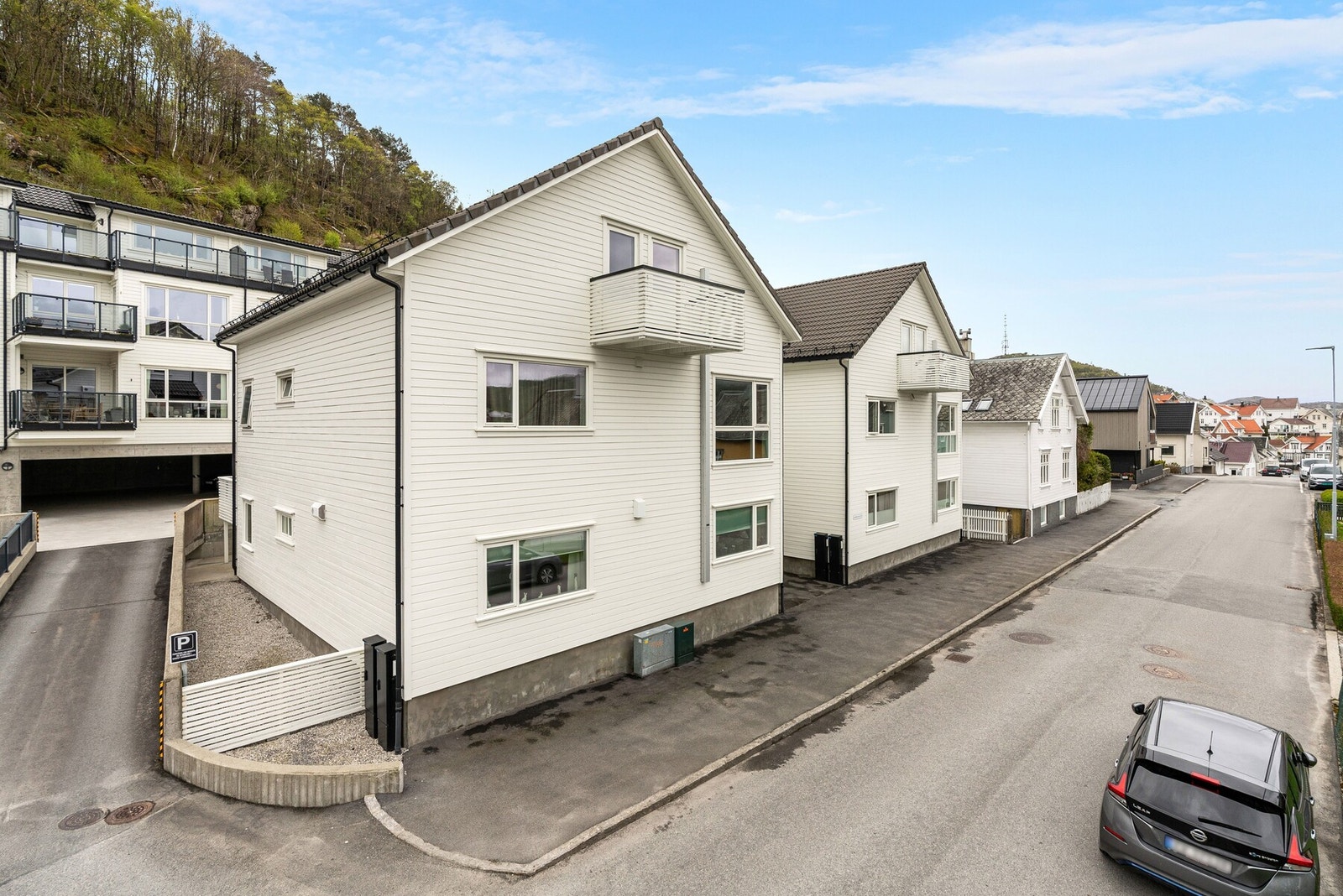 Boligen har parkering i garasje bak bygget. Foto: Skailand Foto Galleribilde