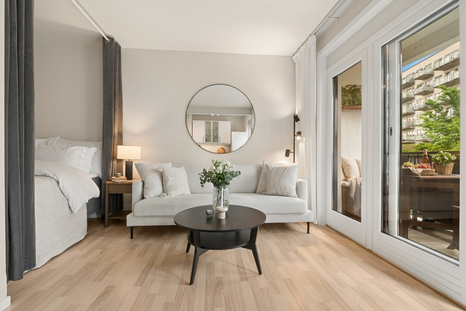 Lys og romslig stue med store vindusflater som slipper inn rikelig med dagslys. Galleribilde