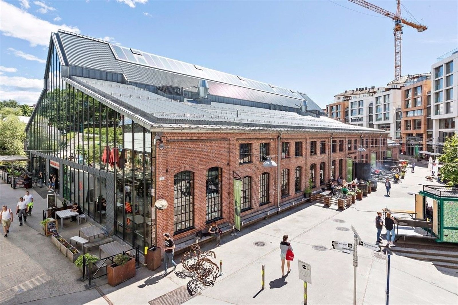 Mathallen er et populært samlingssted med et bredt utvalg av restauranter, spesialbutikker og kulinariske opplevelser. Galleribilde