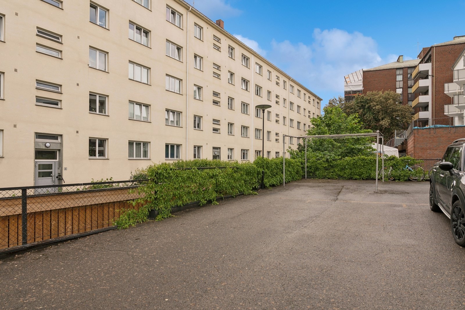 Sameiet tilbyr både utvendige parkeringsplasser og garasjeplasser til leie. For interne eiere er månedlig leie kr 210,- for utvendig parkeringsplass og kr 480,- for garasjeplass. Galleribilde