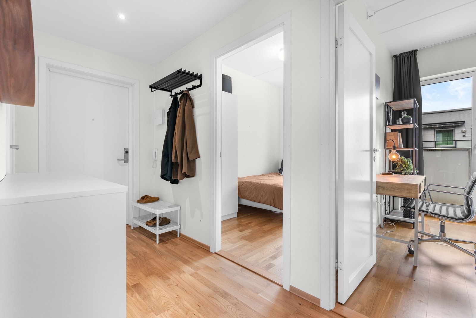 Den romslige entreen har direkte inngang til badet samt to soverom, og leder deg videre inn i leiligheten. Galleribilde