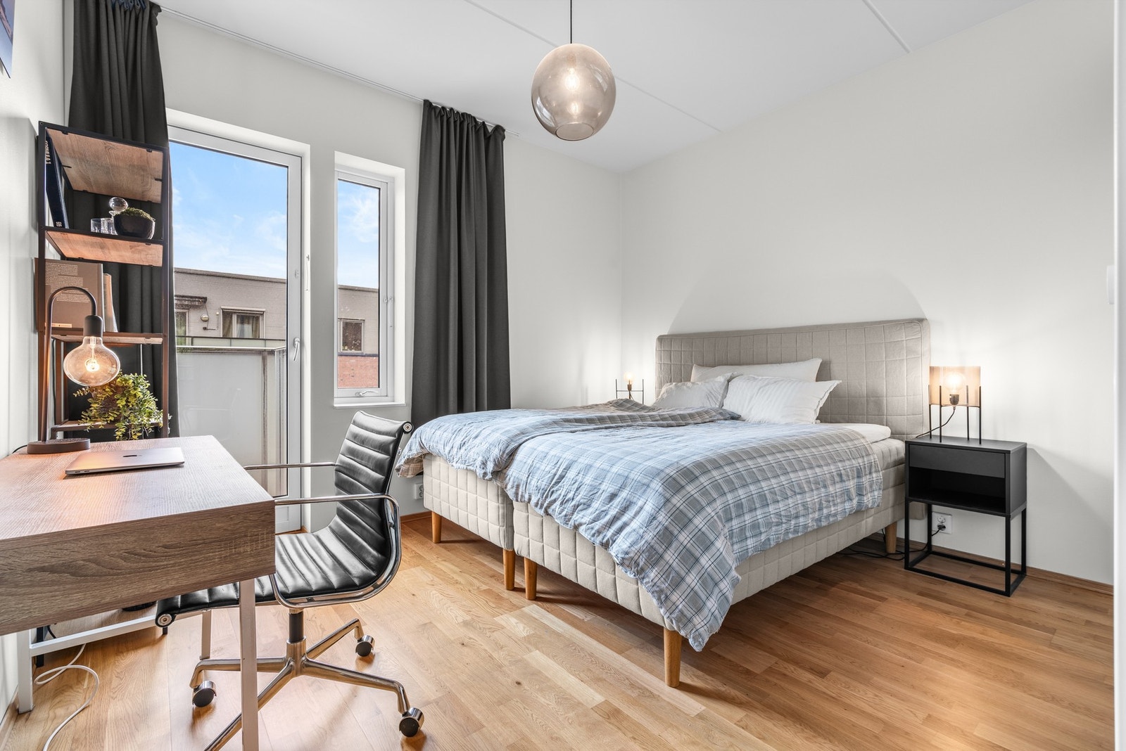 Hovedsoverommet er romslig og har god plass til dobbeltseng med tilhørende nattbord. Fra soverommet er det også utgang til en balkong med utsyn over hele Kværnerbyen. Galleribilde