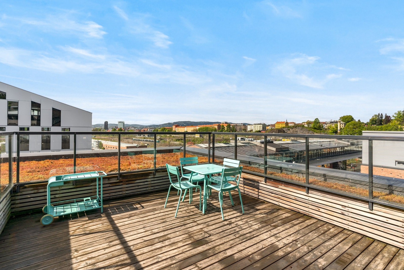 Felles takterrasse med flott utsikt og gode solforhold - et perfekt sted for hyggelig samvær med familie og venner. Galleribilde