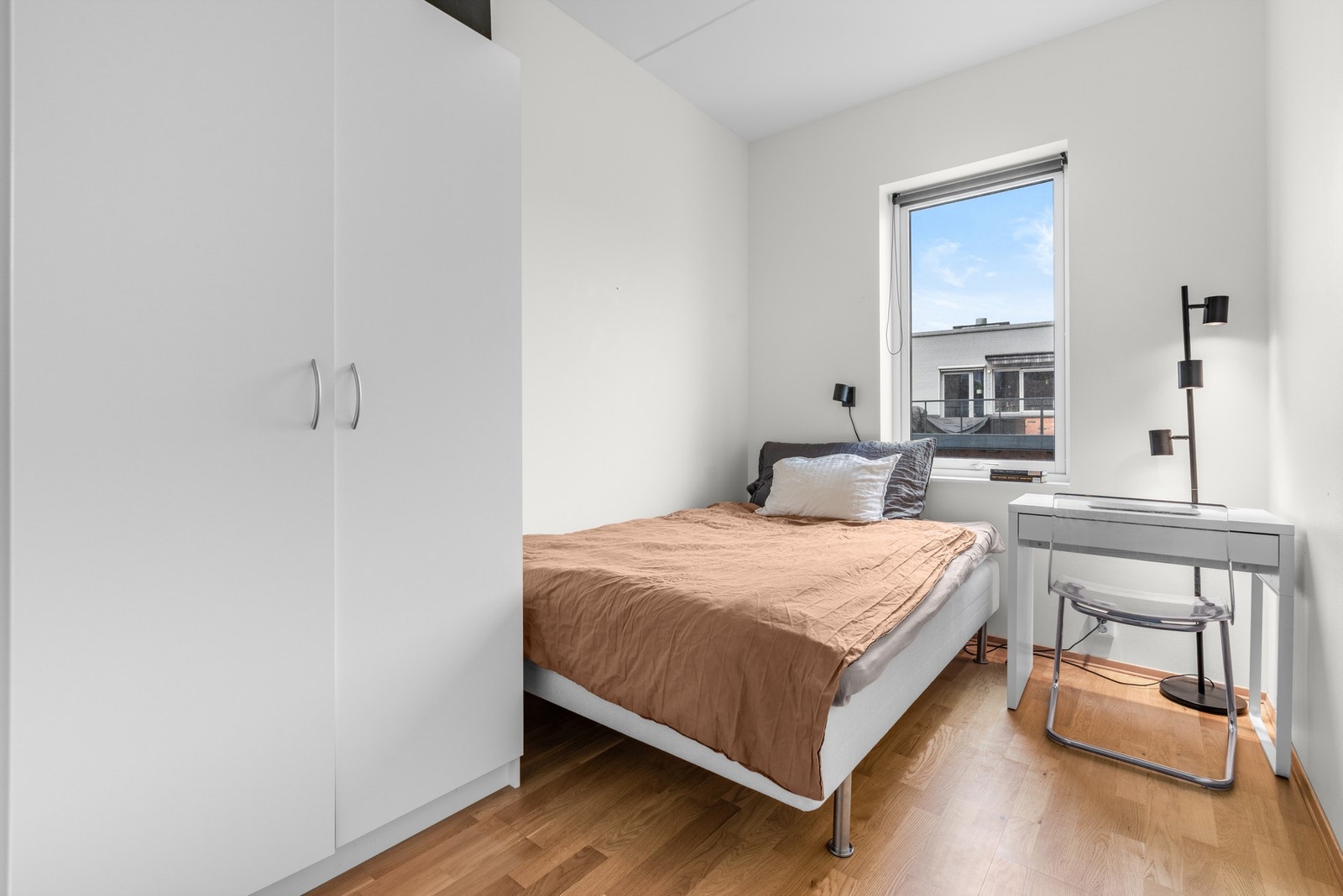 Soverommet har plass til en stor seng og oppbevaring, og kan også fint innredes som hjemmekontor. Galleribilde