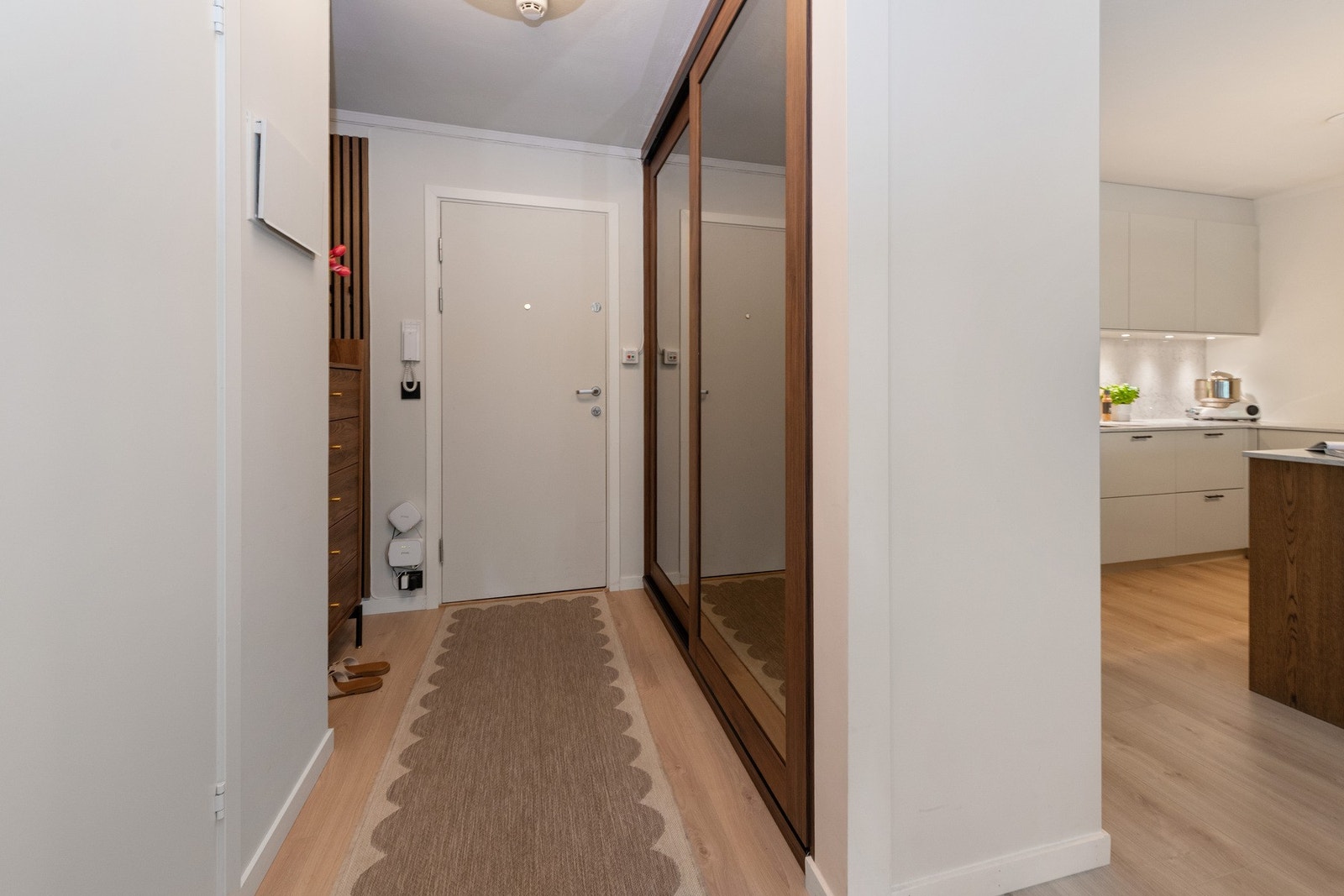 Entréen gir et godt førsteinntrykk og har direkte tilknytning til både soverommene og leilighetens sosiale sone. Galleribilde