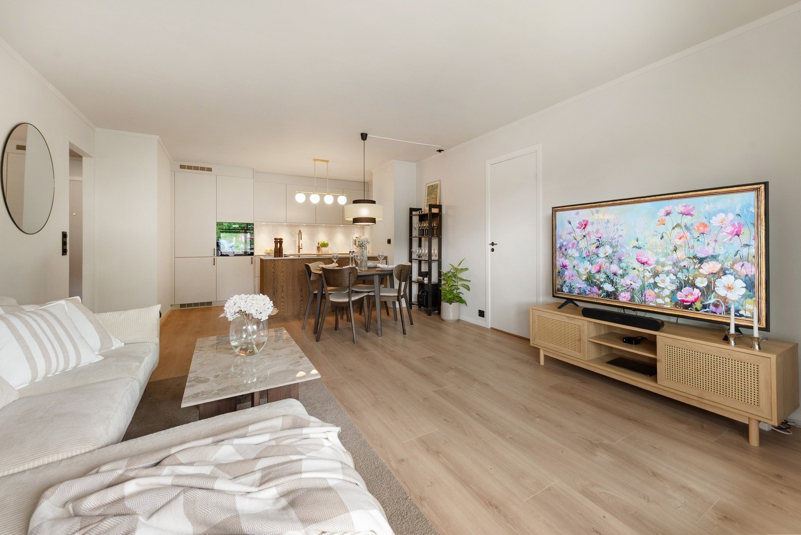 Stuen har god plass til en stor sofagruppe og spisebord. Galleribilde